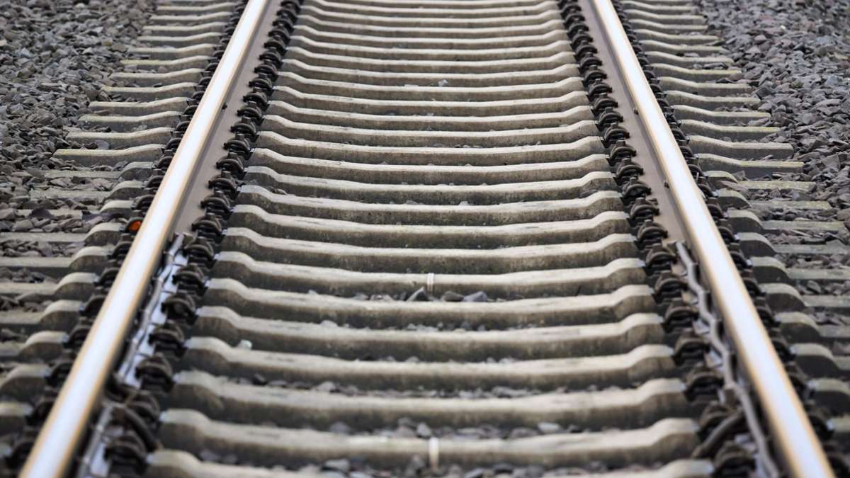 Vaihingen/Enz: Unbekannte legen Betonplatte auf Gleise – Zug stößt dagegen