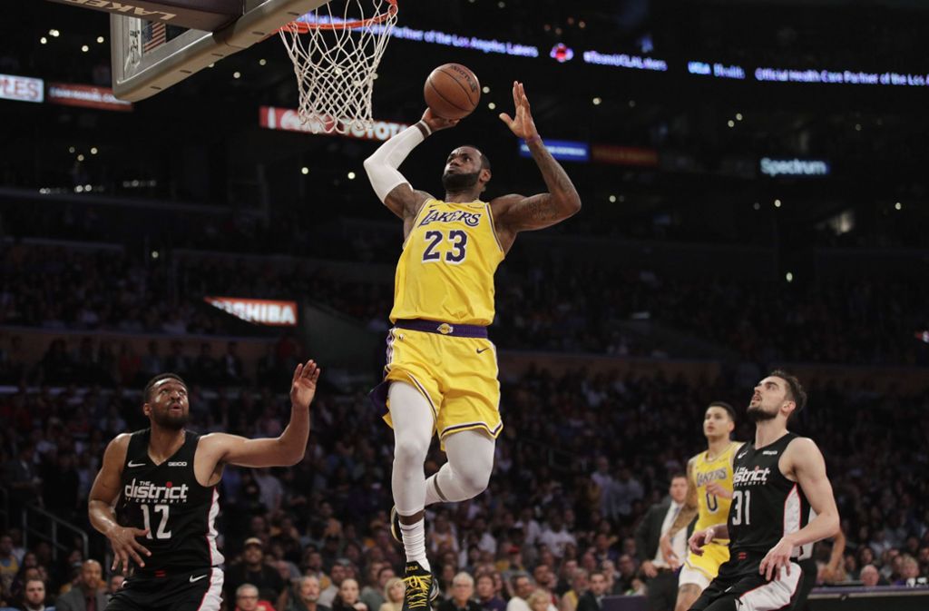 Platz 6: LeBron James, der amerikanische NBA-Basketballer von den Los Angeles Lakers, durfte sich im vergangenen Jahr über ein üppiges Gehalt und nicht minder üppige Einnahmen aus der Vermarktung freuen: Insgesamt kassierte er 75,9 Millionen Euro.