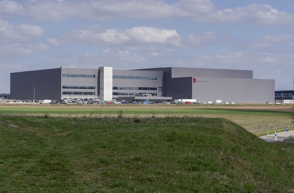 Insgesamt hat das neue Logistikzentrum Breuningers eine Bruttogeschossfläche von 76 240 Quadratmetern. Das entspricht elf Fußballfeldern.