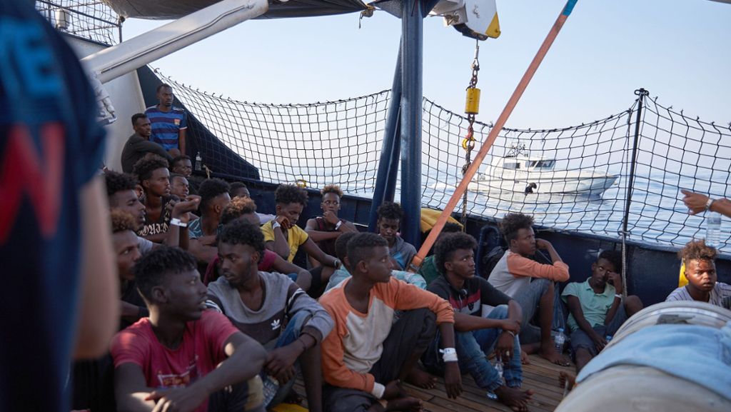  Tagelang suchte die „Alan Kurdi“ nach einem sicheren Hafen für 65 Migranten. Am Sonntag dann die erlösende Nachricht: Malta lässt die Menschen an Land. Sie sollen auf europäische Länder verteilt werden - auch nach Deutschland. Die Integration begann schon an Bord. 