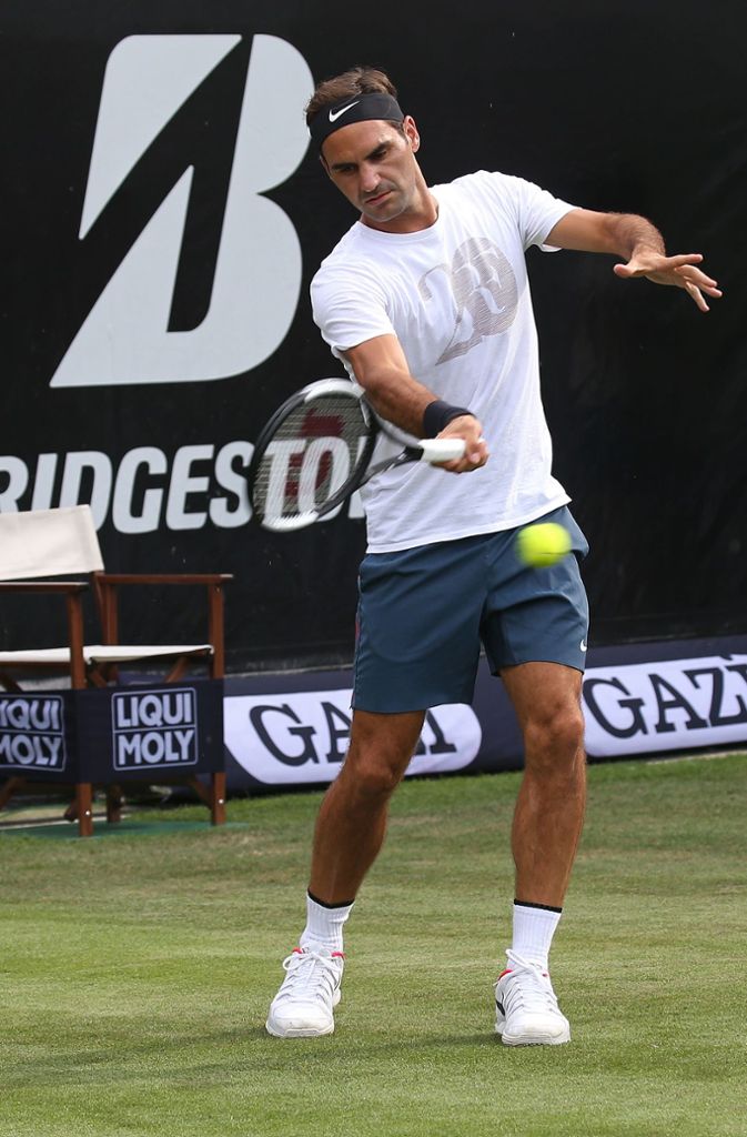 Mit seinem deutschen Weggefährten Philipp Kohlschreiber (34) schlägt Federer ein paar Bälle hin und her.