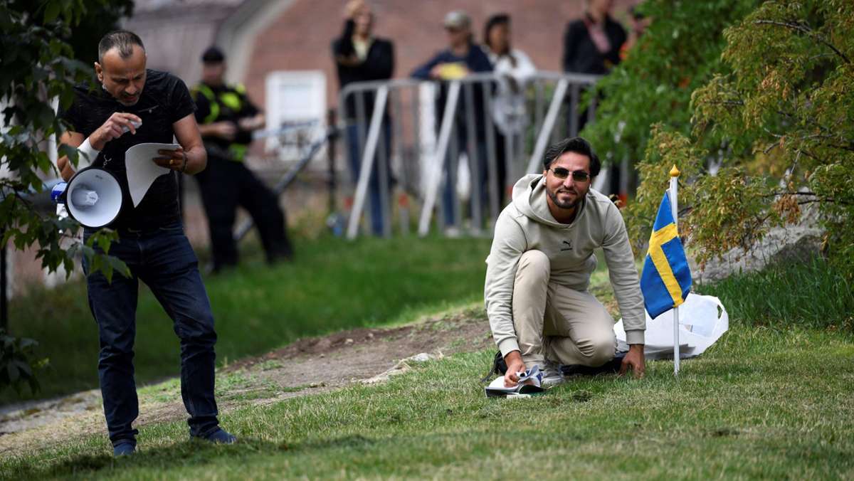Stockholm: Mann tritt auf Koran – verzichtet aber auf Verbrennung