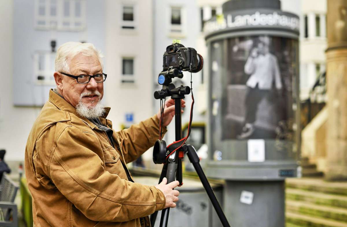 Lutz Schelhorn verlängert seine Open-air-Ausstellung „Fotos im Fenster“ im Leonhardsviertel bis Pfingsten.