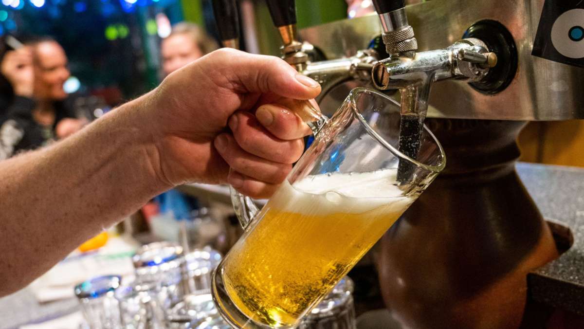  Führende Brauereien ziehen wegen der Verluste durch die Corona-Pandemie und steigender Energie- und Rohstoffkosten die Bierpreise an. Nun wollen die Finanzminister der Länder eine weitere Steuerentlastung der Branche. 