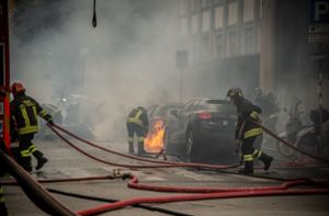 In der Innenstadt brennen Fahrzeuge
