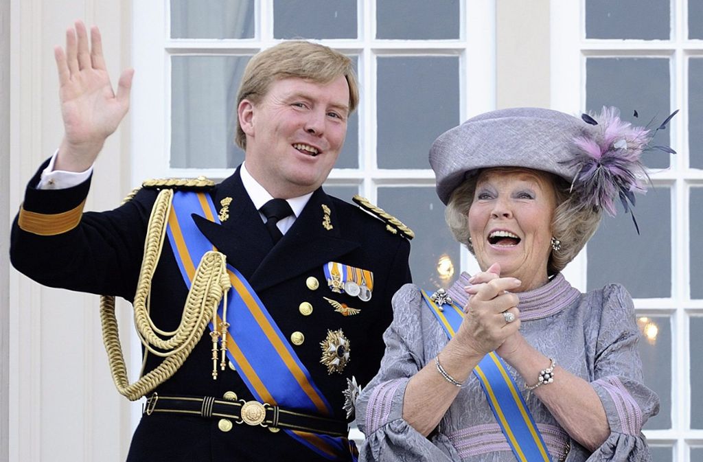 Gerade als man sich fragte, ob Willem-Alexander zu einer Art „Prinz Charles am Deich“ werden würde, überraschte Königin Beatrix ihr Volk 2013 mit der Ankündigung, zu Gunsten ihren Sohnes mit 75 Jahren abzudanken.