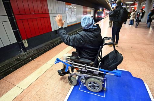 So signalisieren Rollstuhlfahrer  dem S-Bahn-Schaffner, dass sie eine Rampe zum Einsteigen brauchen. Das soll bald Geschichte sein. Foto: dpa/Marijan Murat