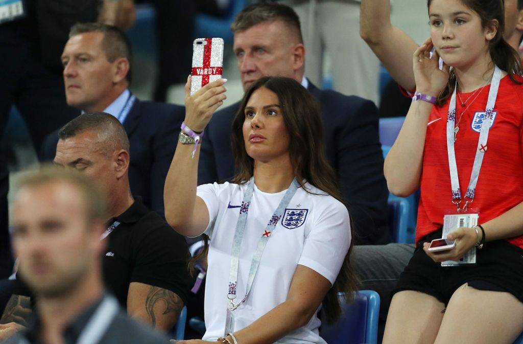 Patriotisch bis in die Handyhülle: Jamie Vardys Frau Becky hat ihr Smartphone in die englischen Farben gehüllt.