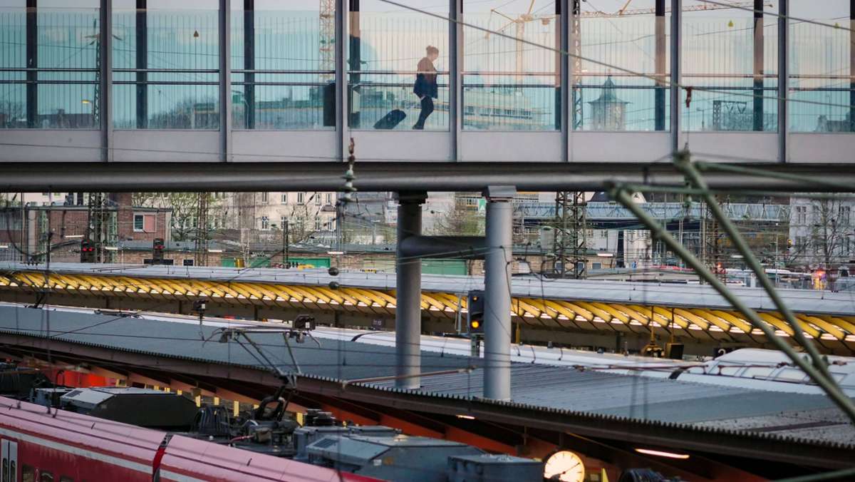 Vorfall am Ulmer Hauptbahnhof: Unbekannter springt auf abfahrenden Zug