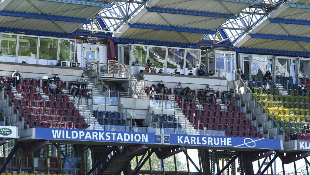  Das Derby zwischen dem Karlsruher SC und dem VfB Stuttgart wirft seine Schatten voraus. Als Sicherheitsmaßnahmen bleibt zum Beispiel die KSC-Straßenbahn in der Garage, der VfB reist nicht im Vorfeld an. 