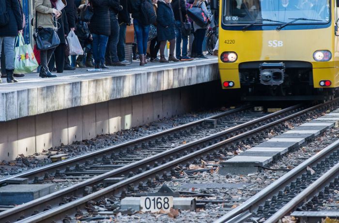 Stadtbahnunfall am Bahnhof Feuerbach: 17-Jährige von U6 erfasst und gegen Geländer geschleudert