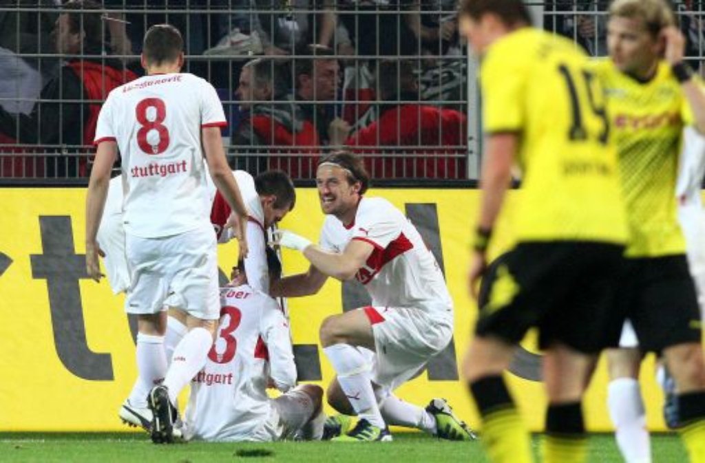 Saison 2011/12 Es ist das verrückteste Spiel der Saison: Am 28. Spieltag fallen in der Partie Borussia Dortmund - VfB Stuttgart acht Tore - sechs davon in den letzten 22 Minuten. Das 4:4 fühlt sich für die Roten an wie ein Sieg. "Für so ein geiles Spiel lohnt es sich, Trainer zu sein", resümiert Bruno Labbadia. Meister werden am Ende wieder die Borussen - sehr zum Ärger der gefrusteten Bayern.