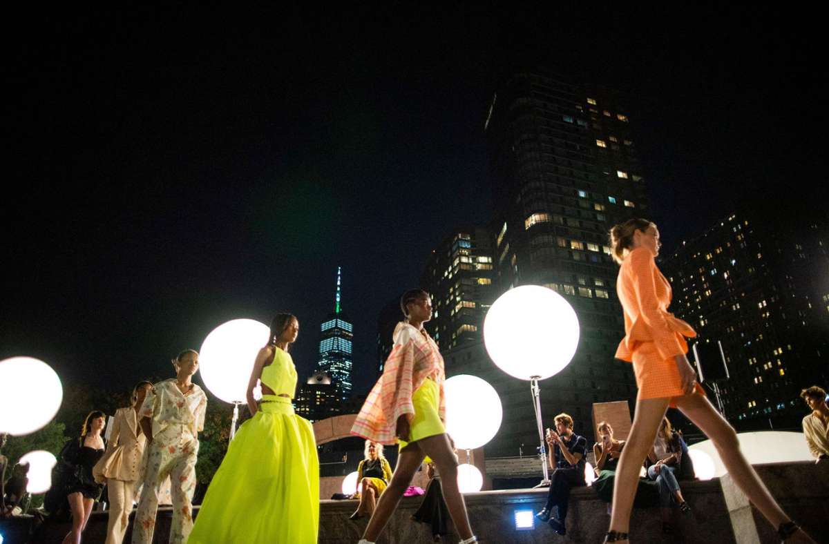 Leuchtend: Designer Prabal Gurung setzt auf Mode in Neonfarben. AFP