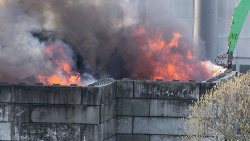 Brand in Remseck Hochberg: Müllberg einer Recyclingfirma steht meterhoch in Flammen