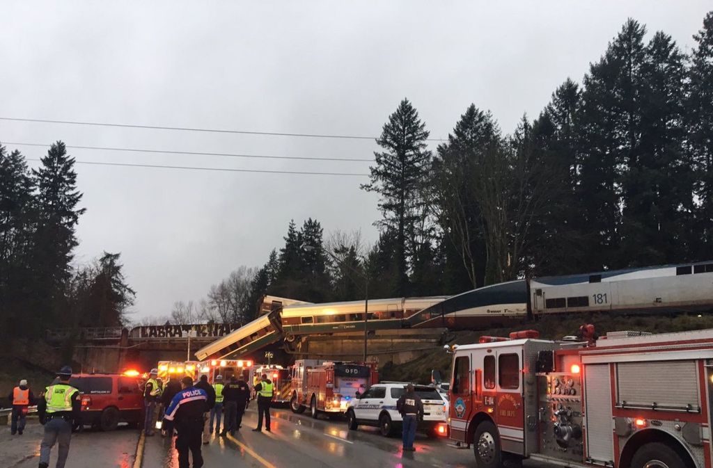 Ein Personenzug ist südlich der Stadt Seattle aus den Gleisen gesprungen ... Foto: Pierce County Sheriffs Department