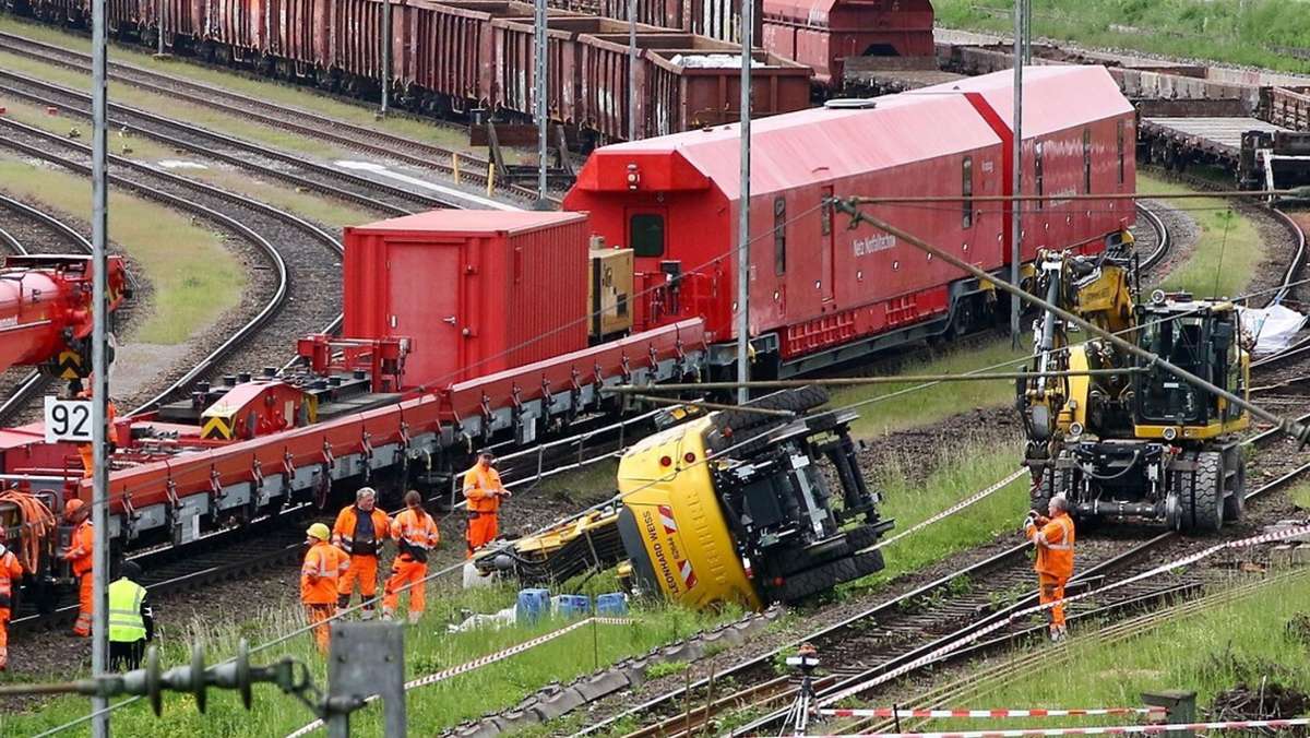 Im Rangierbahnhof Kornwestheim: Schienenbagger entgleist bei Arbeiten