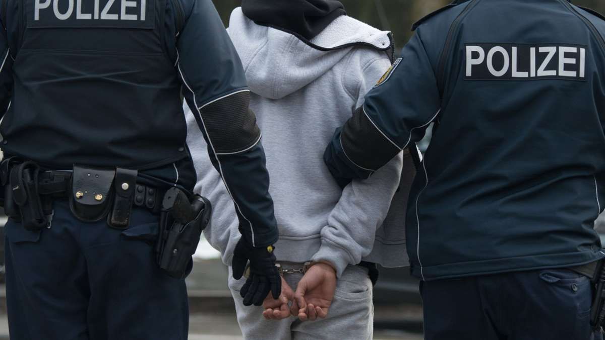  Nach einer Auseinandersetzung zwischen Jugendlichen in Ludwigsburg, bei der ein 14-Jähriger schwer verletzt wurde, hat die Kriminalpolizei mehrere Tatverdächtige ermittelt. Einer von ihnen sitzt in U-Haft. 