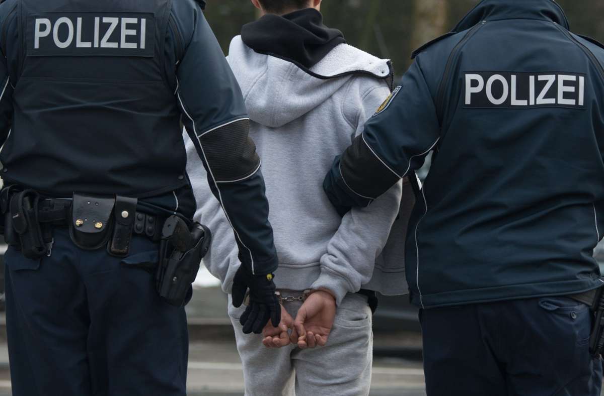Die Polizei hat einen 16-Jährigen bei seinen Verwandten im Kreis Esslingen festgenommen (Symbolbild). Foto: dpa/Armin Weigel
