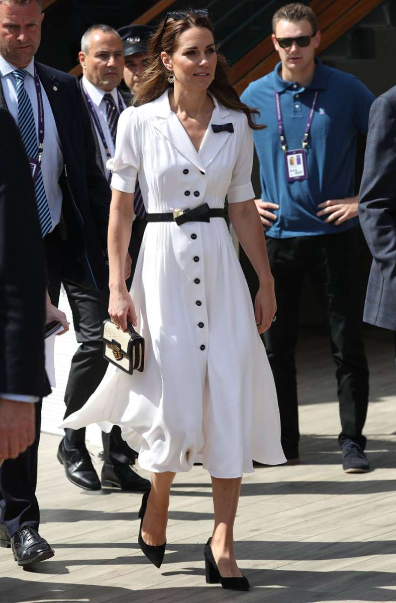 Passend zum weißen Sport besucht Herzogin Kate das Tennisturnier von Wimbledon in einem weißen Hemdblusenkleid.