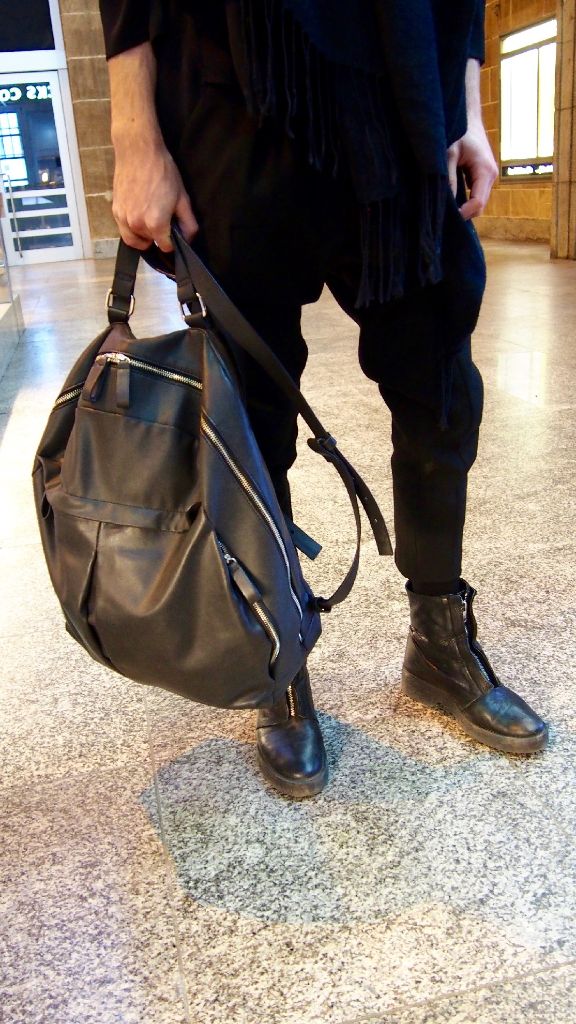Der Rucksack ist von Zara und natürlich auch in schwarz. 