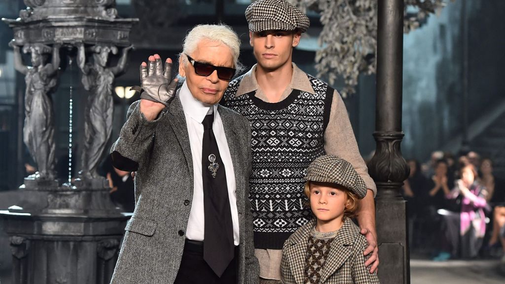  Vor einem Jahr, am 19. Februar 2019, starb der berühmte Modedesigner Karl Lagerfeld. Zu seinem Lebensstil gehörten diverse Musen, unter anderem das französische Model Baptiste Giabiconi. Der 30-Jährige vermisst den Modezar noch immer und hat nun in bewegenden Worten an ihn erinnert. 