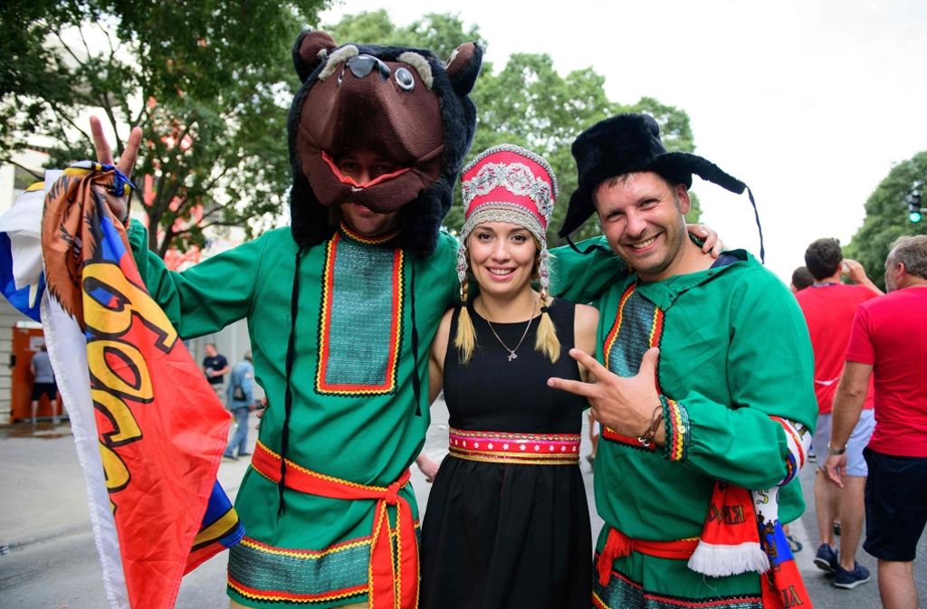 Diese russischen Fans zeigen sich in eher traditionellen Kostümen.