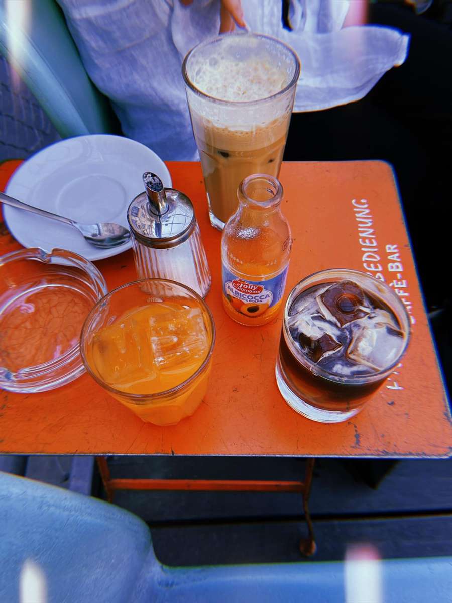Ein weiterer Spot für frische Sommerdrinks ist die Caffè-Bar in der Stuttgarter Innenstadt. Hier treffen der leckerste Succo di Frutta auf herrlich erfrischende Getränke wie den eben genannten Espresso-Tonic. Ihr findet die Bar in der Torstraße 27 Mo-Mi 8.30-1, Do-Fr 8.30-2, Sa 9-3, So 12-0 Uhr.