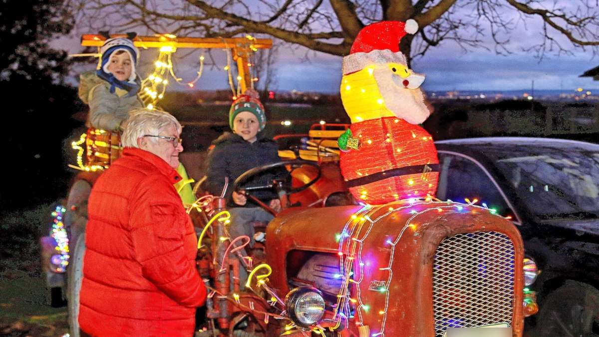 Traktorenumzug in Erdmannhausen: Weihnachtszauber mit Geknatter