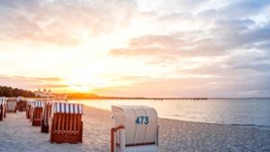 Strandkörbe sind für viele der Inbegriff für einen entspannten Urlaub an der Ostsee oder Nordsee in Deutschland.