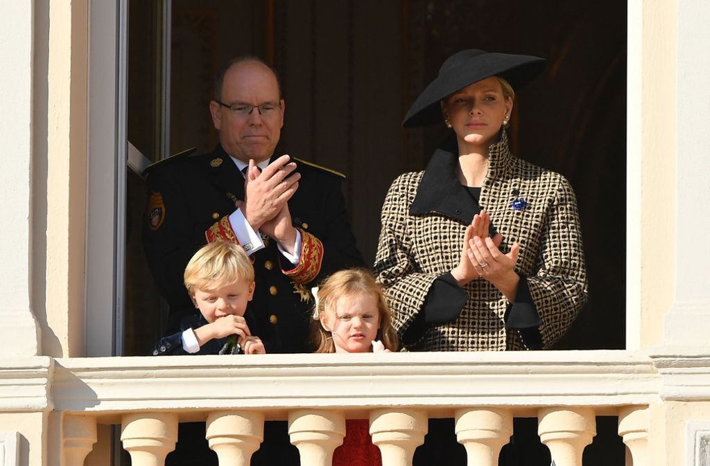 Fürstin Charlène und Fürst Albert von Monaco mit den Zwillingen Jacques und Gabriella bei den Feierlichkeiten zum Nationalfeiertag.