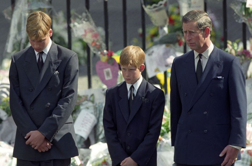 Harry ist erst 12 Jahre alt, als seine Mutter in Paris bei einem Autounfall ums Leben kommt. 2007, bei der Gedenkfeier zehn Jahre nach ihrem Tod, sagt der mittlerweile 22-Jährige: „Sie war einfach die beste Mutter in der Welt. Wir vermissen sie.“