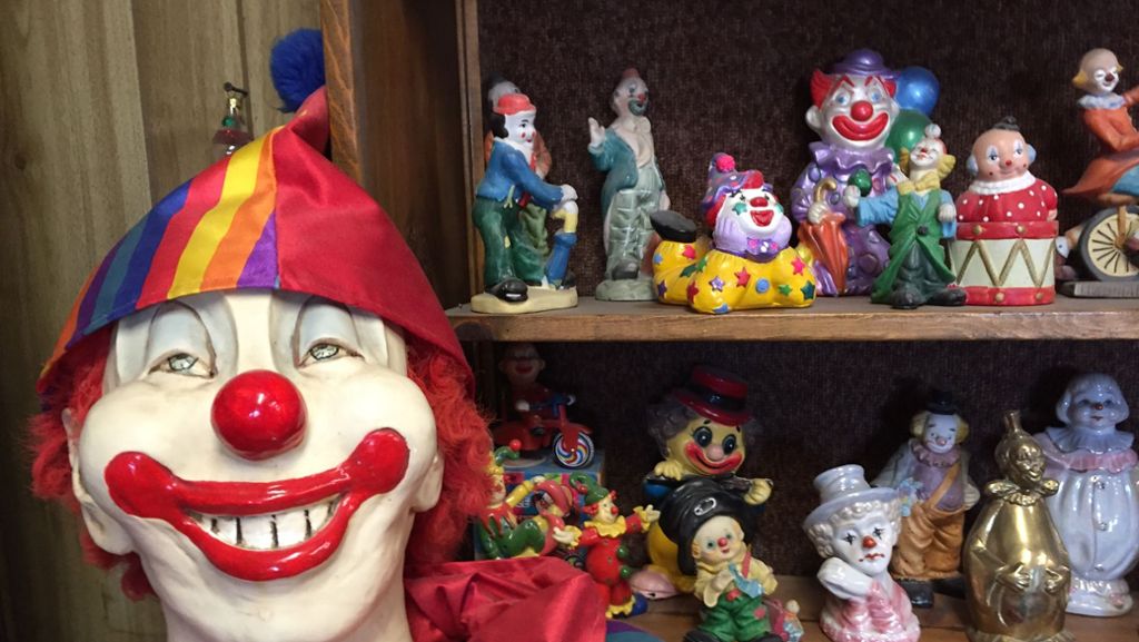  Im tiefsten Nevada hat Bob Perchetti in seinem Motel 600 Clownpuppen eine Bleibe gegeben. Seit Stephen Kings Horrorhit „Es“ rennen ihm die Leute die Bude ein. Jetzt will er verkaufen. 