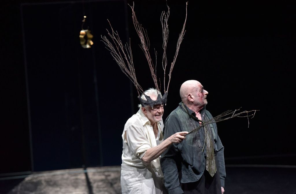 Martin Schwab als König Lear (links) und Elmar Roloff als Gloster Foto: Thomas Aurin