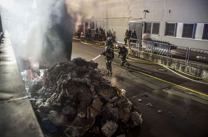 Rauchender Container sorgt für Feuerwehreinsatz