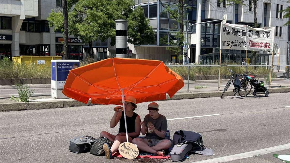 B14 in Stuttgart: Umweltaktivisten machen Picknick auf Bundesstraße
