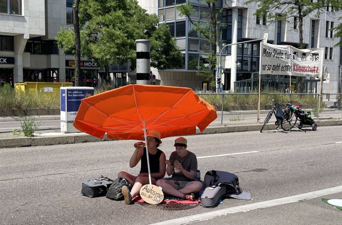 Umweltaktivisten machen Picknick auf Bundesstraße