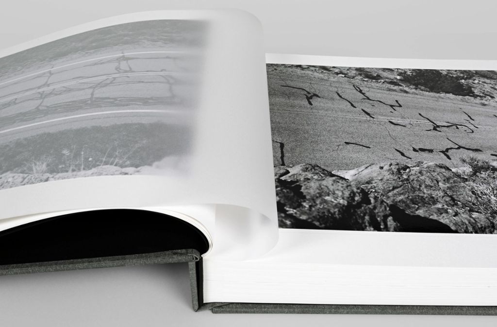 Der Text wird von Schwarzweißfotos begleitet, die Ruscha entweder selbst aufgenommen, bei anderen Fotografen in Auftrag gegeben oder aus vorhandenen Bildern ausgewählt hat. Sie nehmen Bezug auf Details des Romans.