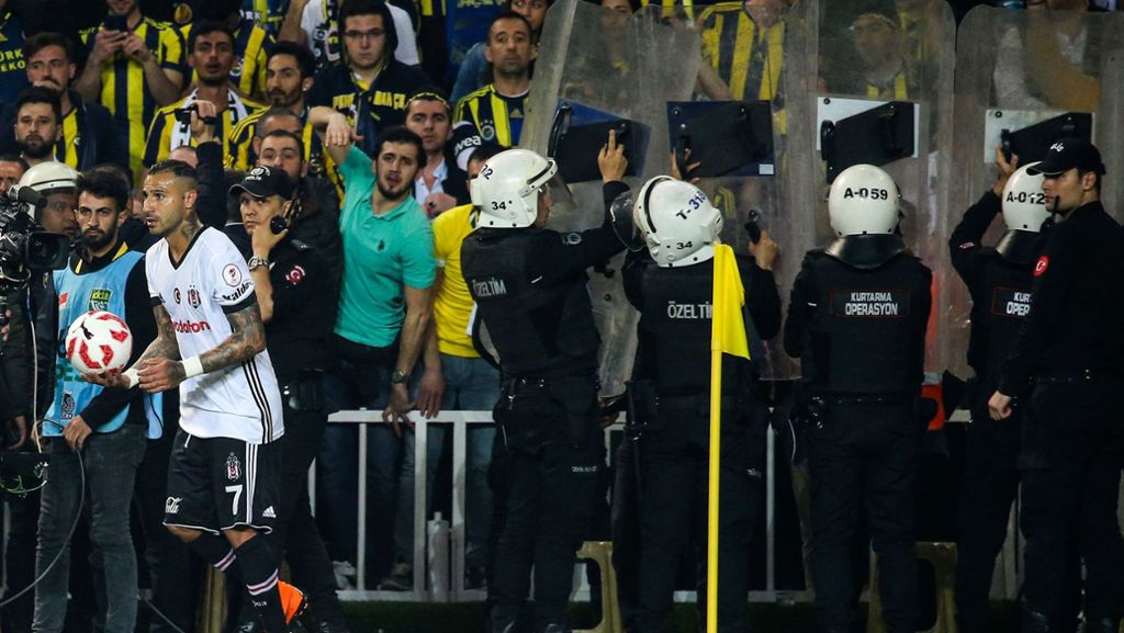  Wer hat Schuld am Spielabbruch von Istanbul? Ein Mann, der Besiktas-Coach Senol Günes im Fenerbahce-Stadion beworfen und verletzt haben soll, wurde festgenommen. Die beiden Club-Präsidenten sehen sich nicht in der Verantwortung. 