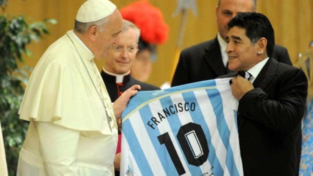 Maradona bei Friedens-Spiel: Hand Gottes trifft rechte Hand Gottes