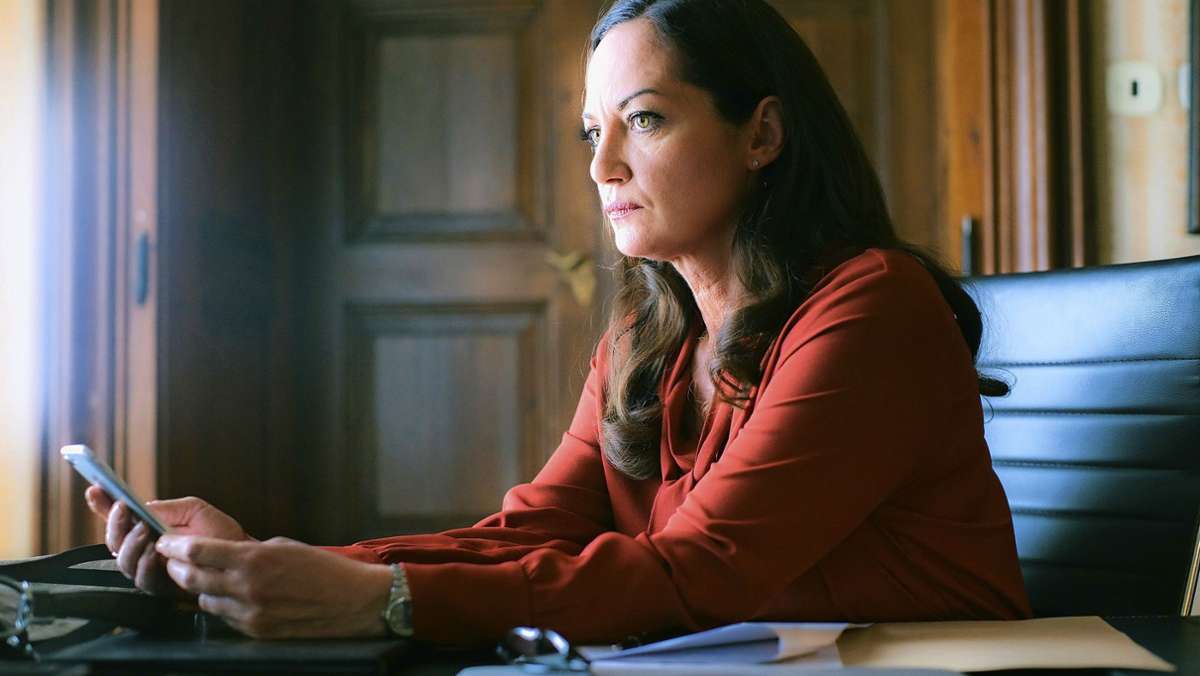  Natalia Wörner spielt in der ARD-Reihe „Die Diplomatin“ die Titelheldin. In der neuen Folge „Tödliches Alibi“ wird ihre Figur in einen Fall von Fahrerflucht verwickelt und muss ein Joint Venture retten. 
