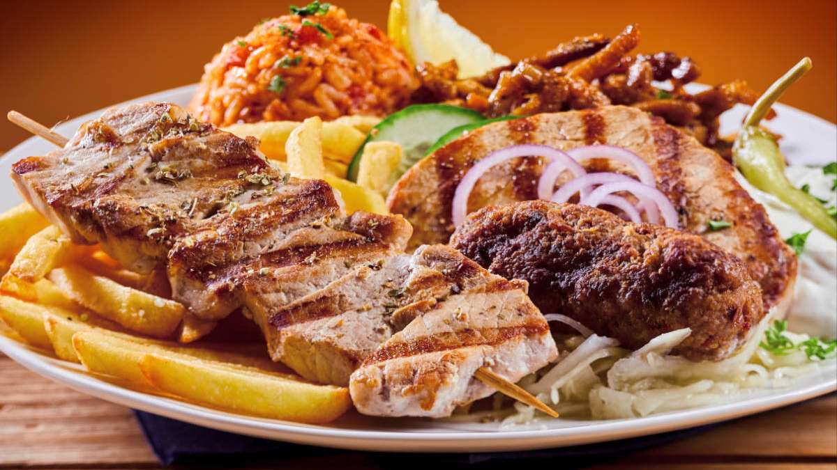 Erfahren Sie, was das griechische Essen Suzuki bzw. Souzouki ist und wie es sich vom Bifteki und Souvlaki unterscheidet.