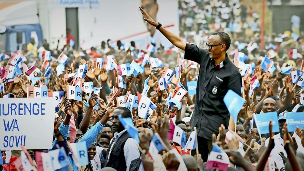  An diesem Freitag wird in Ruanda der Präsident gewählt. Der Amtsinhaber Paul Kagame hat seinen Sieg im Vorfeld sichergestellt. Unter seiner Führung boomt die Wirtschaft des Landes. Doch von Freiheit und Demokratie ist es noch weit entfernt. 