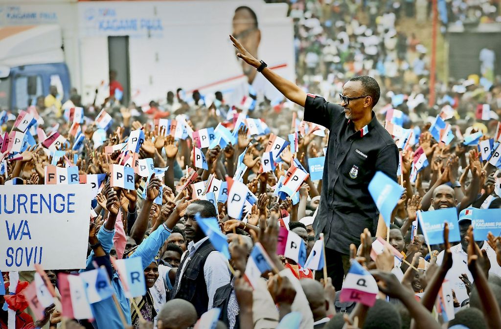 Der ruandische Präsident Paul Kagame lässt sich bei einer Wahlkampfkundgebung feiern. Foto: dpa