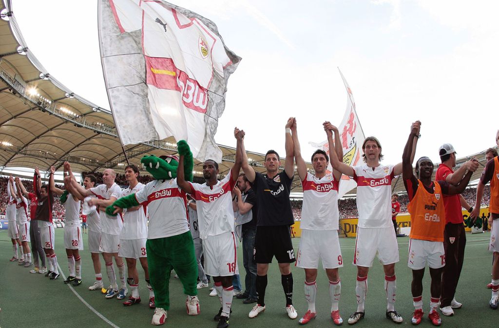 Abschluss-Jubel: Das VfB-Team feiert mit den Stuttgarter Fans den klaren Erfolg gegen den späteren Meister VfL Wolfsburg.