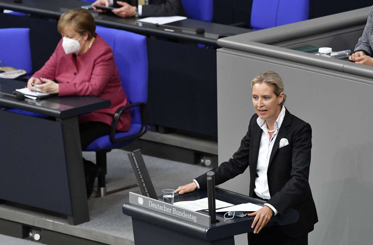 Merkels letzte Legislaturperiode verläuft unruhig. Die AfD (rechts Alice Weidel) sorgt als Oppositionsführerin für einen rauen Ton im Bundestag, die Coronakrise wird zu einer der größten Herausforderungen in Merkels Amtszeit.