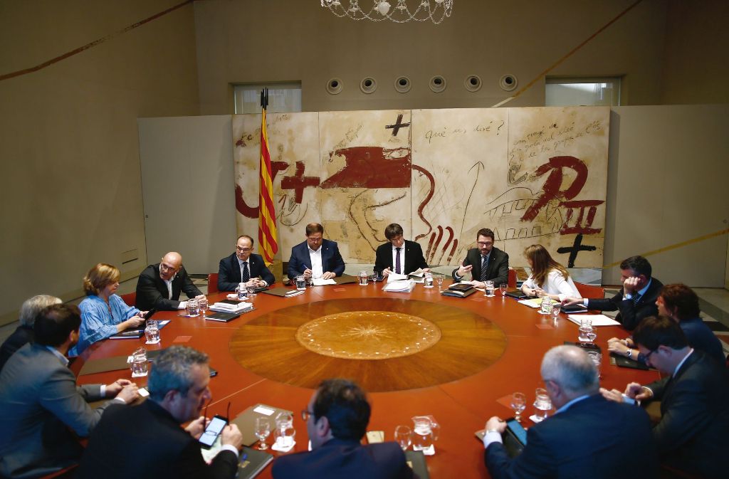 Der katalanische Präsident Carles Puigdemont (Mitte) nimmt am 17.10.2017 in Barcelona an einem Treffen im Palau Generalitat teil. (Archivfoto) Foto: AP