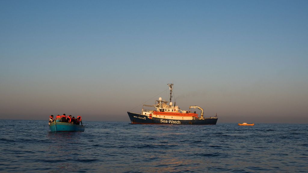 „Seawatch 3“  liegt vor dem Hafen in Syrakus: Seenotretter hoffen auf die Straßburger Richter