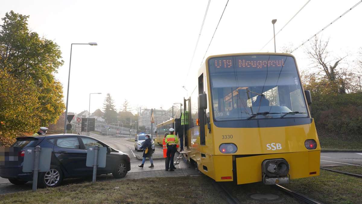 Stadtbahnunfall in Neugereut: Auto kollidiert mit U19 in Kreisverkehr – Zeugen gesucht