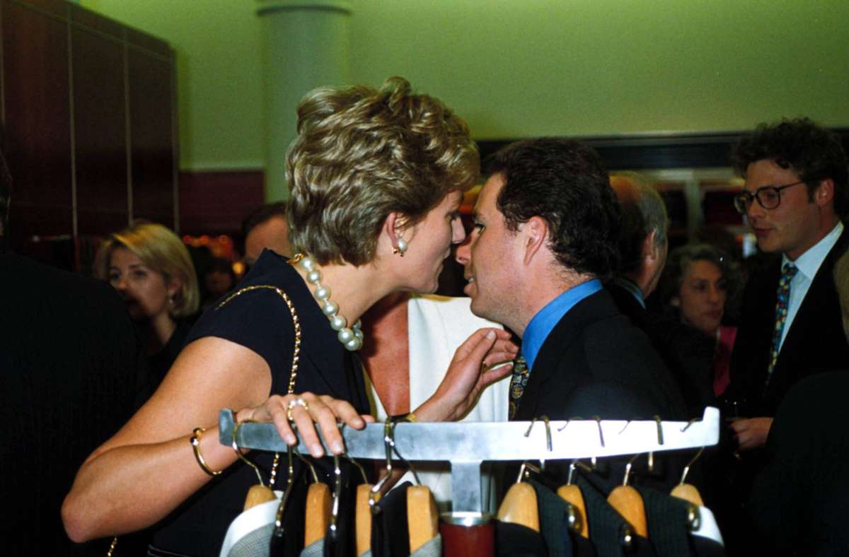 An Prinzessin Dianas Handgelenk war der Armreif 1994 bei einem Event im Alfred Dunhill Shop in Mayfair zu sehen.