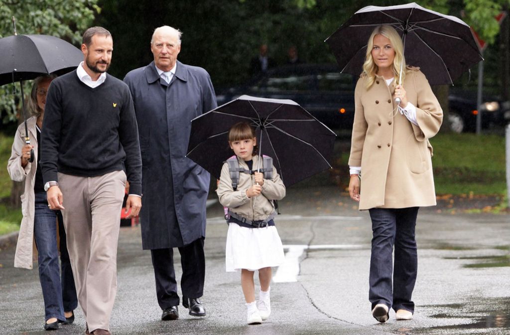 August 2010: Gut beschirmt tritt Norwegens Prinzessin Ingrid Alexandra zusammen mit ihren Eltern und Großeltern den Schulweg in die Janslokka-Grundschule an.